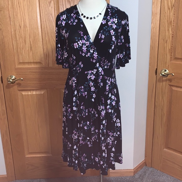 torrid Dresses & Skirts - Torrid stretchy flowered dress very flattering shape size 2
